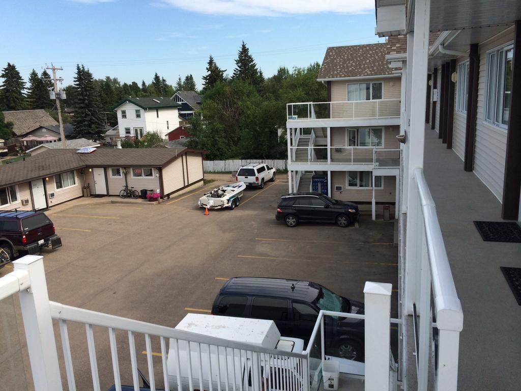 Raccoon Lodge Motel Sylvan Lake Exterior photo